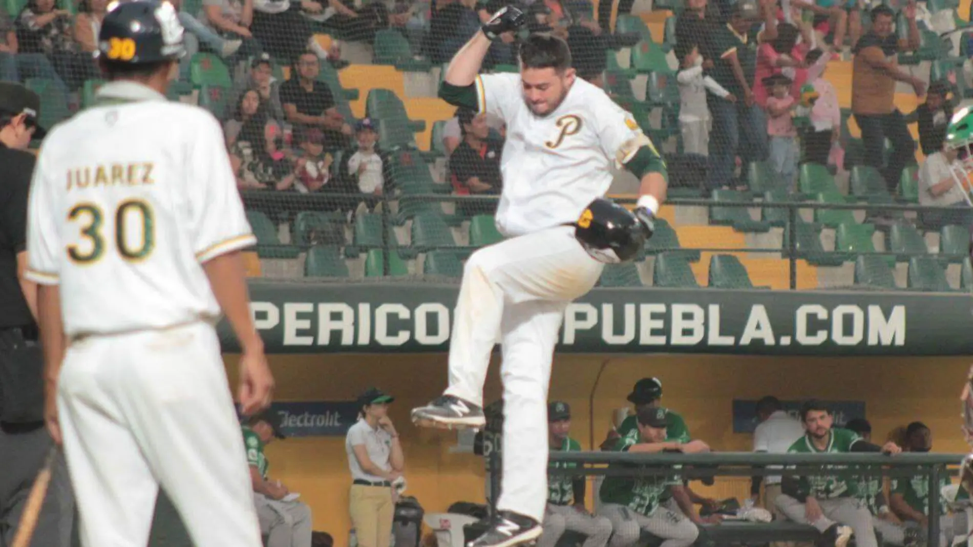 Los Pericos rescataron a su bullpen con un regreso de alarido